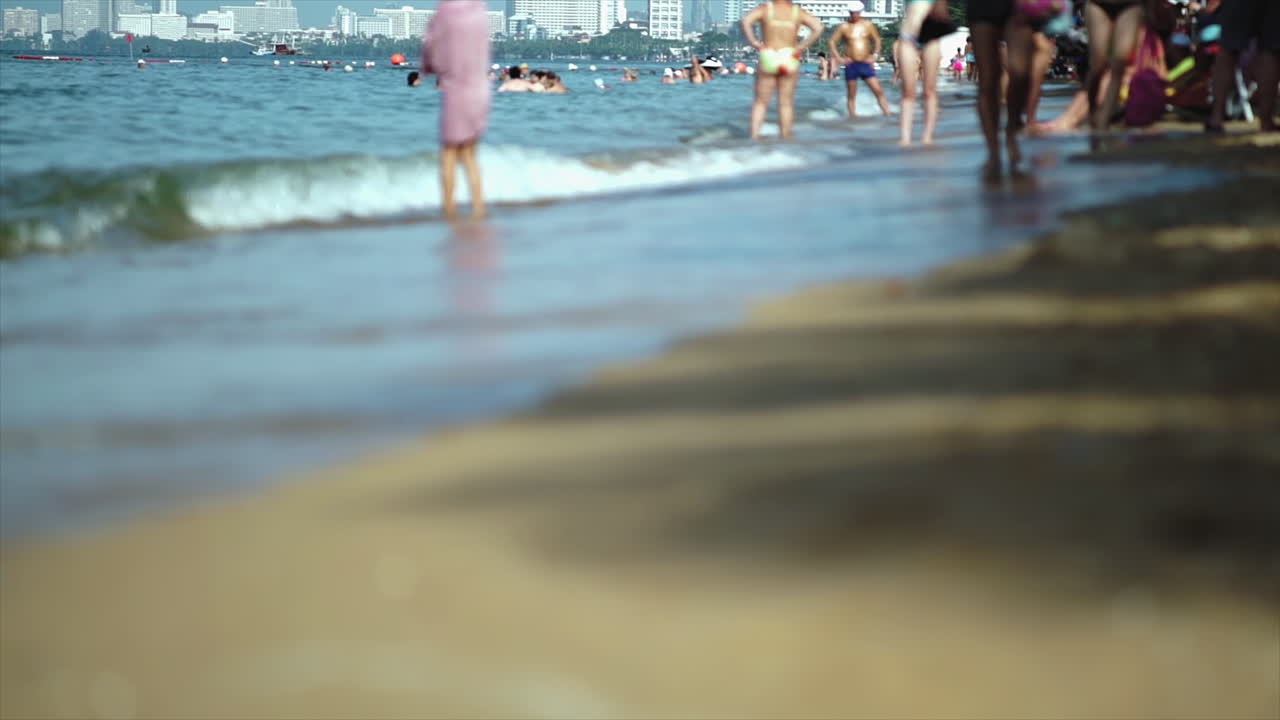 뜨거운 태양 바다 모래 휴가를 즐기고 휴식을 취하는 동남아시아의 개인 호텔 해변 해변 휴양지에서 서양 관광객의 군중