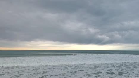 지평선의 빛은 잔잔한 바다와 회색 구름을 구분합니다 - kaikoura coastline