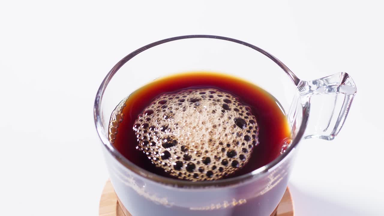 뜨거운 김이 나는 블랙 커피 한잔