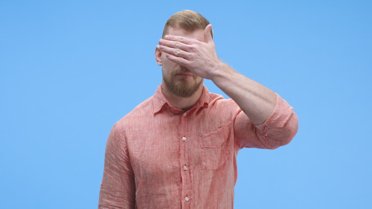 hombre cubriendo sus ojos