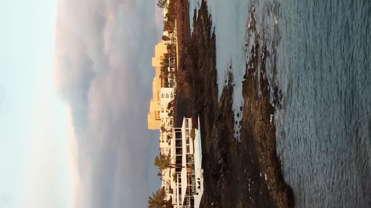 disparo vertical de drones en la playa de lanzarote con casa en la orilla