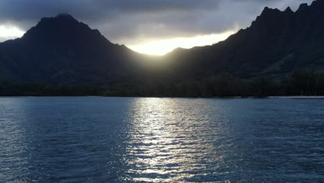 Establecer-Una-Toma-Aérea-De-La-Puesta-De-Sol-Sobre-El-Estanque-De-Peces-Al-Atardecer