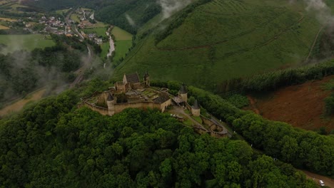 Drohnenaufnahmen-Von-Schloss-Bourscheid,-Luxemburg