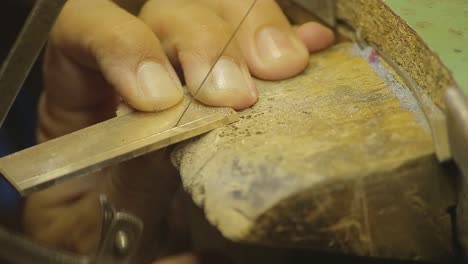 orfebre italiano en el trabajo construyendo un compromiso o un anillo de bodas