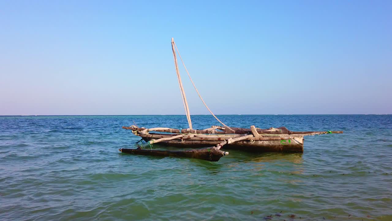 un barco tradicional en la playa de diani - playa de gulu - kenia, áfrica