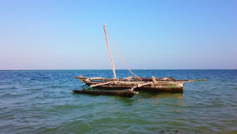 un barco tradicional en la playa de diani - playa de gulu - kenia, áfrica