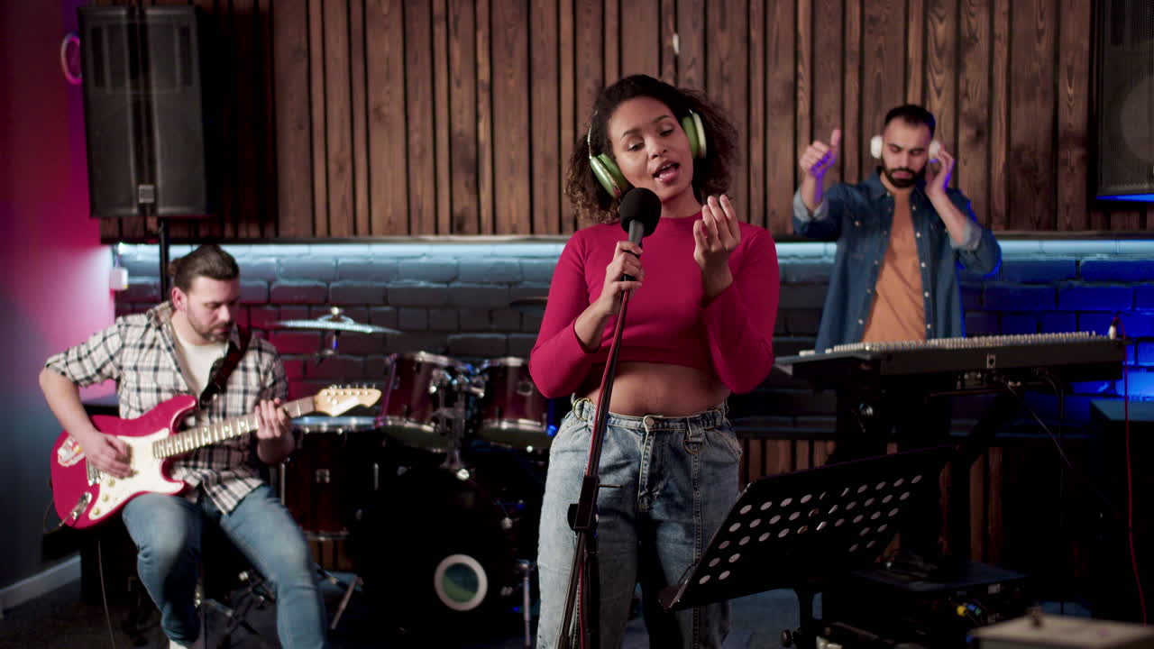 스튜디오에 있는 음악 그룹