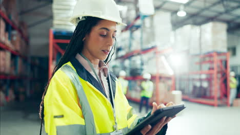 mujer de ingeniería, tableta e inspección logística