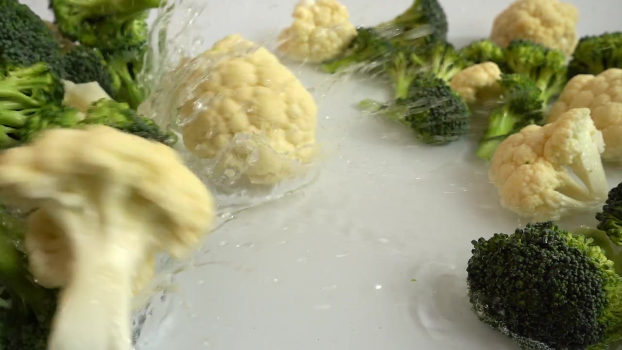 Broccoli e cavolfiore maturi. Slow motion