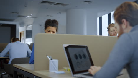 Businesspeople-working-on-laptop-computer