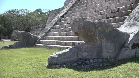 cabezas de serpientes al lado de las escaleras en chichen itza yucatán méxico