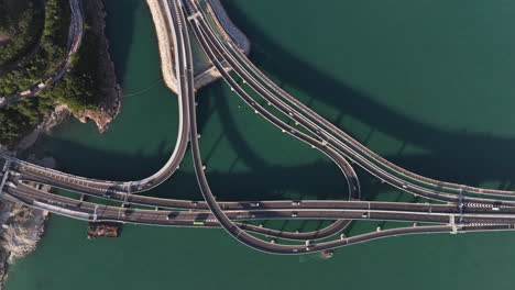 toma aérea lateral del tráfico en el nuevo puente cross bay cerca de tsuen kwan o, hong kong