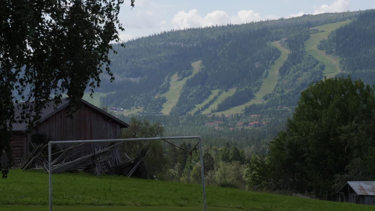 vista hacia una estación de esquí durante el verano desde una colina con ruinas en suecia