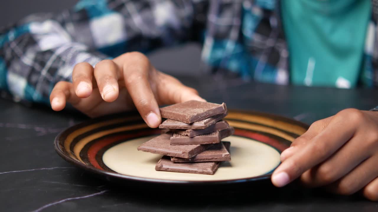 persona que come chocolate