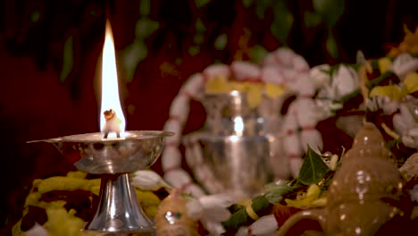 diyas de plata frente a los dioses que se usan para iluminar la casa durante los tiempos de pooja en la religión hindú