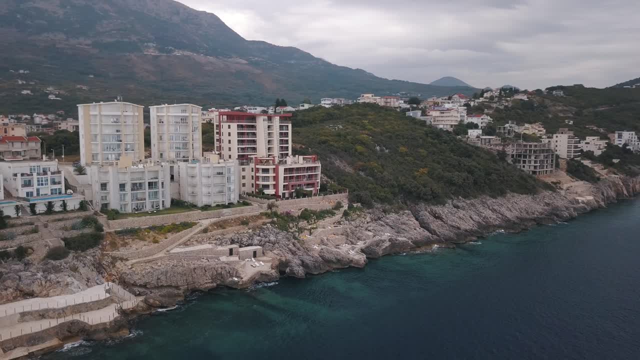 산을 볼 수 있는 해안 휴양 건물