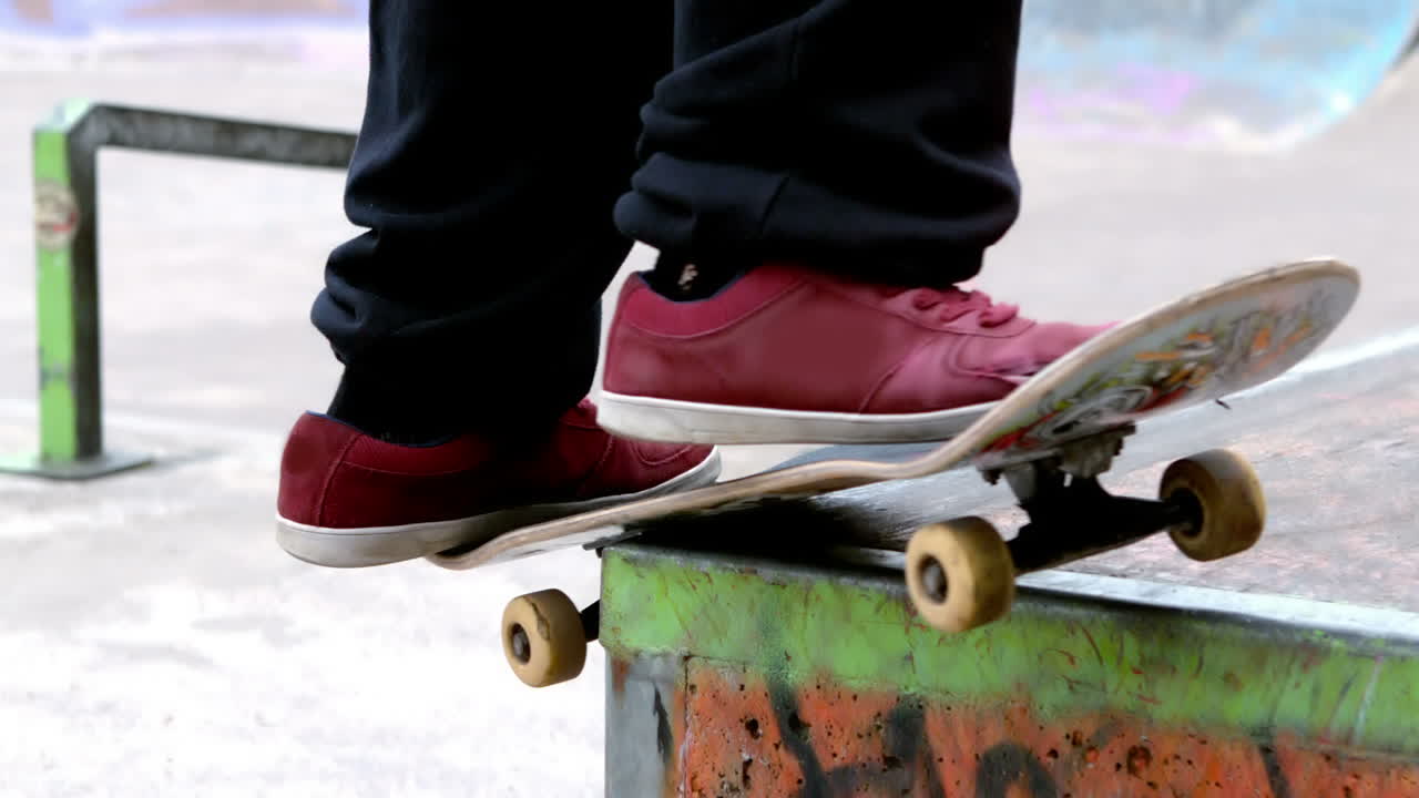 젊은 스케이트보더가 야외 스케이트파크에서 스케이트를 타고 있다