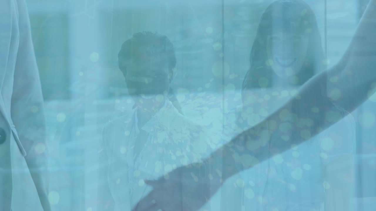 다양한 여성 의사들이 손을 흔드는 위에 떠다니는 점들의 애니메이션