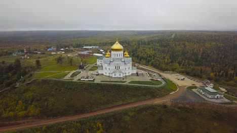 vista aérea de una iglesia ortodoxa rusa y un monasterio