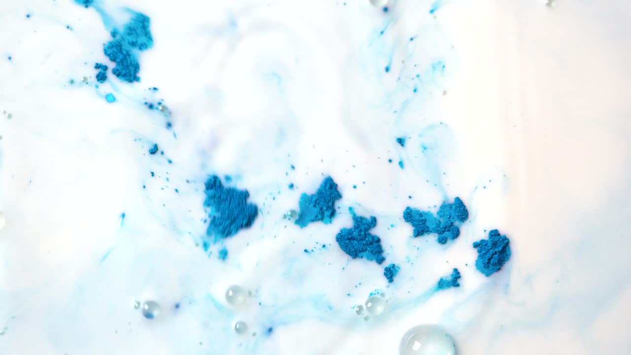 파란색과 색 페인트의 추상적인 소용돌이