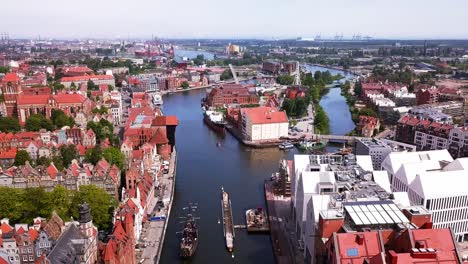 toma aérea del casco antiguo de gdansk