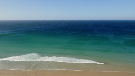 Toma-Panorámica-De-La-Costa-De-Las-Aguas-Del-Mar-En-Cornualles-Con-Colores-Azul,-Verde-Y-Turquesa