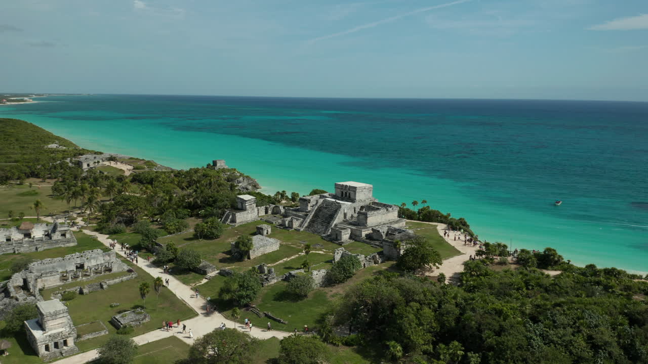 desde la jungla maya puedes ver las ruinas en tulum con el hermoso fondo del océano caribeño