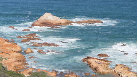 Ein-Wunderschöner-Sommertag-Mit-Blick-Auf-Die-Knysna-Heads-Von-Einem-Aussichtspunkt-Auf-Den-Indischen-Ozean,-Coney-Glen-Und-Die-Mündung