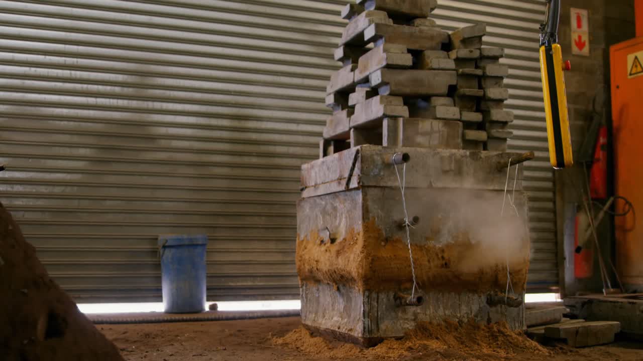 moldes metálicos en el taller 4k