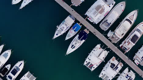 Draufsicht-Auf-Einen-überfüllten-Hafen-An-Der-Adria-In-Kroatien,-Boote-Parken,-Segelboote,-Schnellboote,-Motorboote,-Dock,-Dunkelblaues-Wasser,-Pier,-Anlegestelle,-Tourismus,-Reisen,-Sommerurlaub,-Wassersport