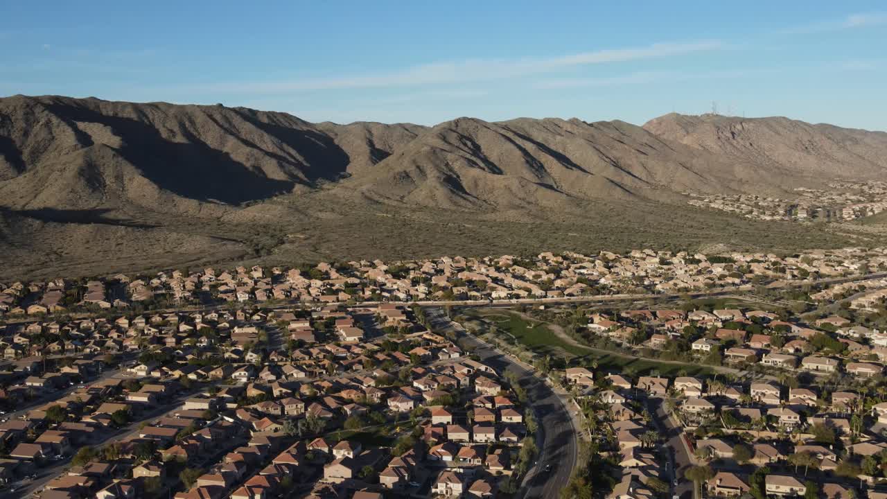 вид с воздуха на пригороды феникса, аризона, с южной горой поздним вечером