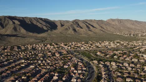 Vista-Aérea-De-Los-Suburbios-De-Phoenix,-Arizona-Con-La-Montaña-Del-Sur-Al-Final-De-La-Tarde