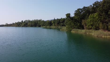 widok z lotu ptaka na piękny krajobraz z naturalnym jeziorem, jego spokojną wodą otoczoną dziką roślinnością, w hiszpańskich górach