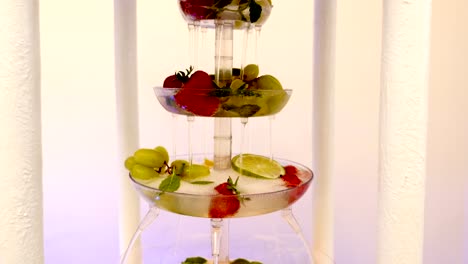 diferentes frutas frescas en la mesa de buffet de boda. frutas y bayas decoración de mesa de boda. recepción de buffet vinos de frutas champaña decoración de tabla de boda