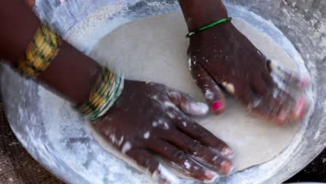 Mujer-Haciendo-Bhakri-En-Un-Pueblo-Tipo