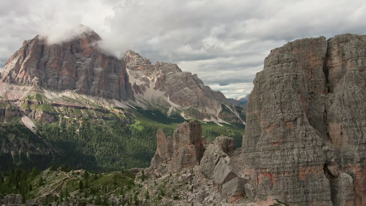experimentar la impresionante belleza de cinque torri en las dolomitas desde arriba