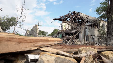 los escombros yacen en el suelo frente a una escuela primaria destruida que fue alcanzada por un misil ruso durante la guerra en ucrania