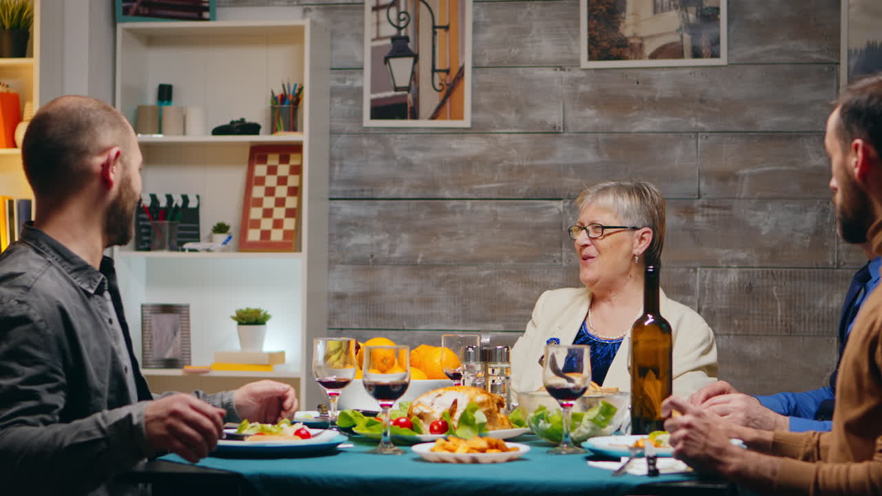 가족 과 함께 생일을 축하 하는 노인 여자