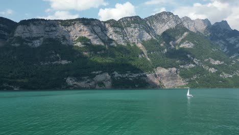 Filmische-Szene-Einer-Reise-Auf-Einer-Jacht,-Die-Im-Ruhigen-See-Der-Schweiz-Segelt