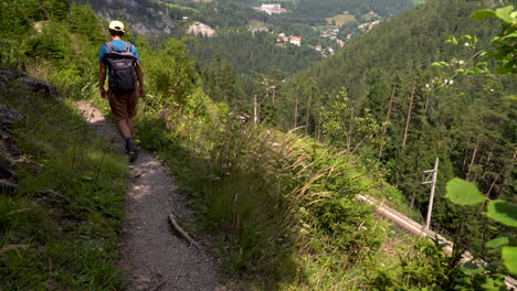 excursionista masculino caminando en la smmering caminata ferroviaria en austria, europa