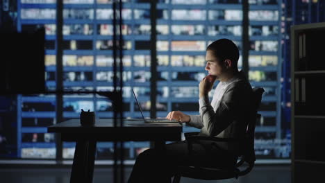 Trabajo-Remoto-Un-Hombre-Trabaja-Desde-Casa-En-Una-Computadora-Portátil-Por-La-Noche