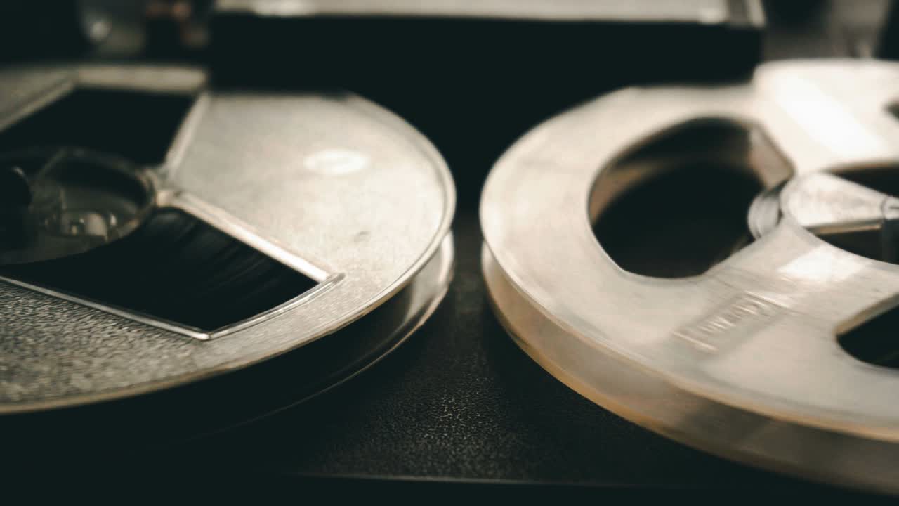 릴 필름 테이프는 빈티지 프로 플레이어에서 회전합니다. 올드 스쿨 장비