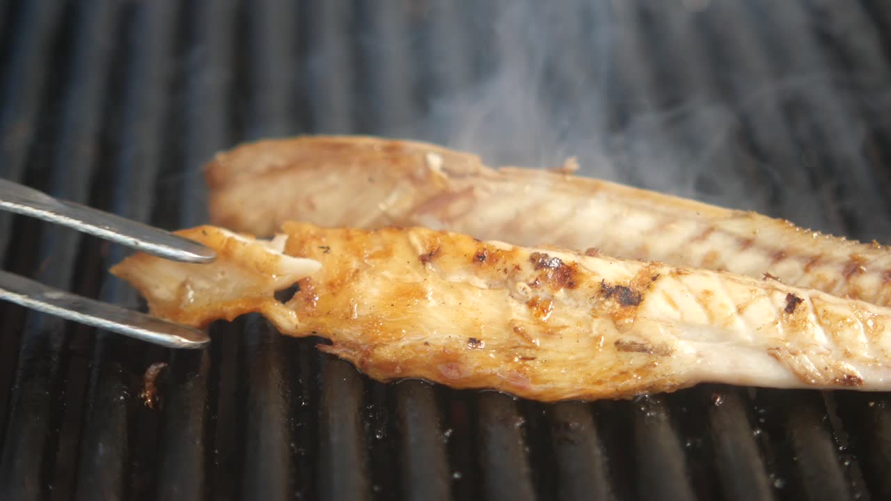 pescado a la parrilla en una parrilla
