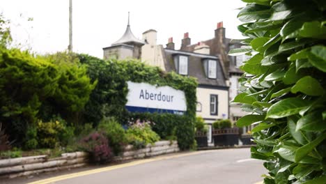 vista de la calle de aberdour, fife, escocia
