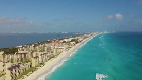 Drone-Orbita-Aguas-Tropicales,-Playas-De-Arena-Y-Resorts-De-Cinco-Estrellas-Frente-Al-Mar