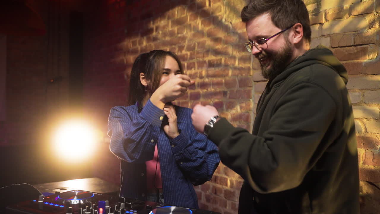 dj trabajando en la discoteca