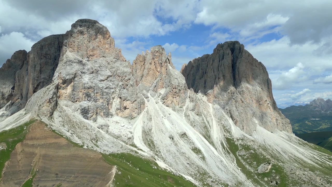 4K luftfoto af Dolomitterne i Trentino-Alto Adige, Italien i august 2024