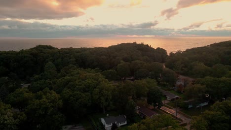 Während-Des-Sonnenuntergangs,-Der-Sich-Mit-Wolken-Zum-Strand-Bewegt