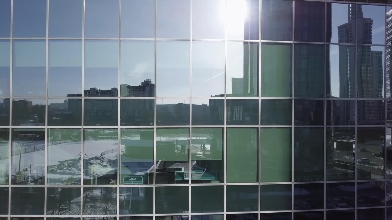 겨울에 현대적인 도시 건물