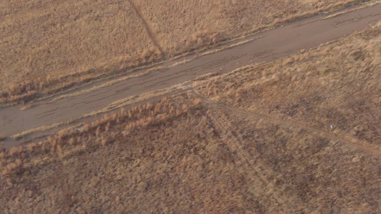 Ripresa aerea che mostra la superficie di una vecchia pista da corsa abbandonata.